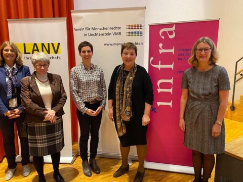 Projekte_Präsentation Care Studie Martina Haas, Patricia Schiess, Alicia Längle, Silvia Hoffmann und Petra Eichele.jpg